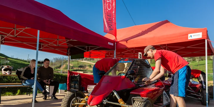 Jízda ve speciálně upravené závodní buggy: 3–10 kol na uzavřené trati