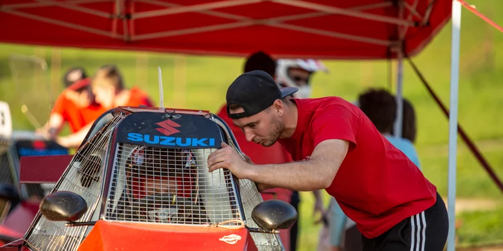 Jízda ve speciálně upravené závodní buggy: 3–10 kol na uzavřené trati