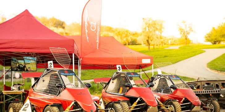 Jízda ve speciálně upravené závodní buggy: 3–10 kol na uzavřené trati