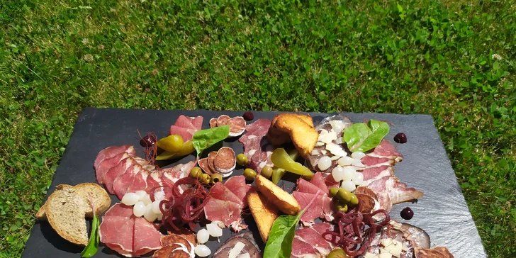 Talíř plný dobrot pro 2 osoby: prosecco, sušená masa, cibule, olivy i domácí pečivo