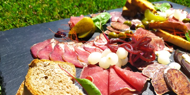 Talíř plný dobrot pro 2 osoby: prosecco, sušená masa, cibule, olivy i domácí pečivo