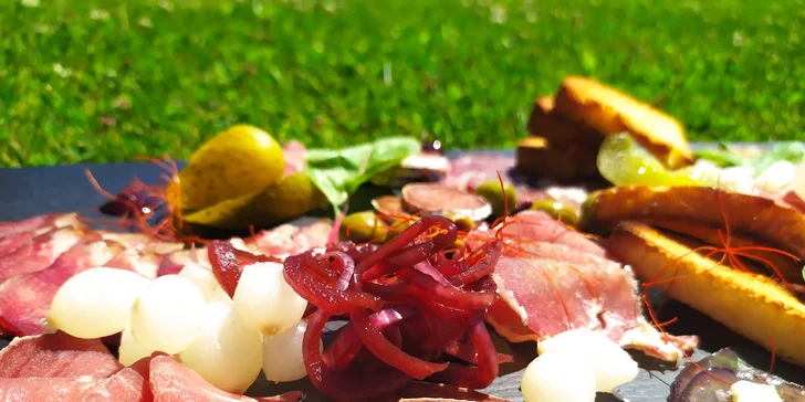Talíř plný dobrot pro 2 osoby: prosecco, sušená masa, cibule, olivy i domácí pečivo