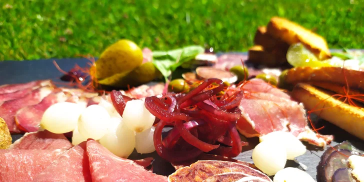 Talíř plný dobrot pro 2 osoby: prosecco, sušená masa, cibule, olivy i domácí pečivo