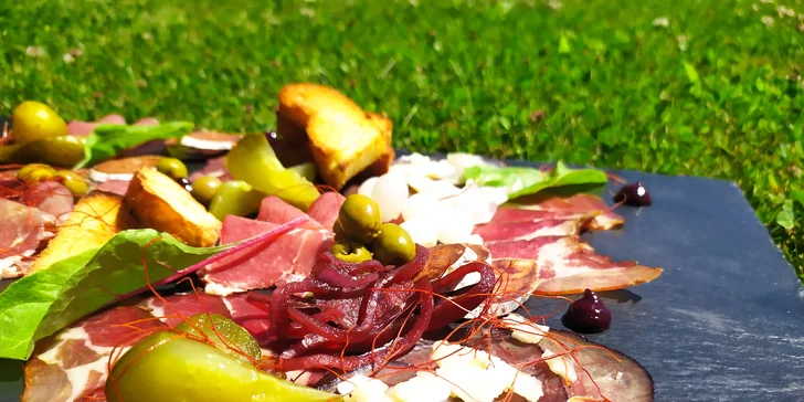 Talíř plný dobrot pro 2 osoby: prosecco, sušená masa, cibule, olivy i domácí pečivo