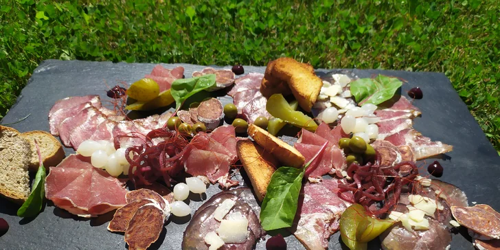 Talíř plný dobrot pro 2 osoby: prosecco, sušená masa, cibule, olivy i domácí pečivo