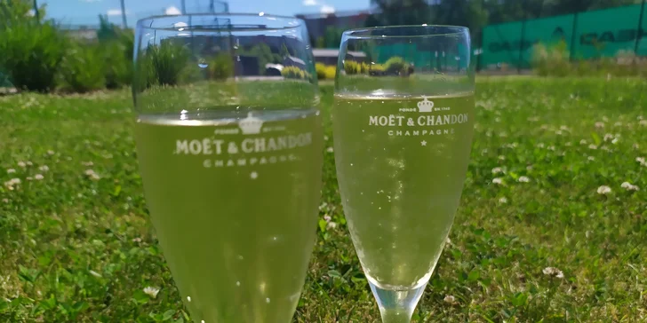 Talíř plný dobrot pro 2 osoby: prosecco, sušená masa, cibule, olivy i domácí pečivo