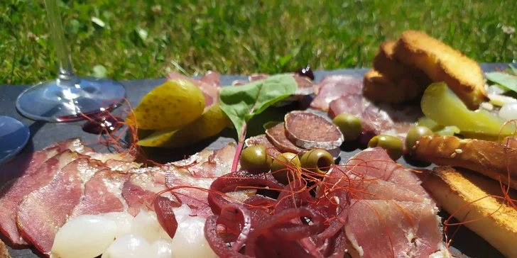 Talíř plný dobrot pro 2 osoby: prosecco, sušená masa, cibule, olivy i domácí pečivo