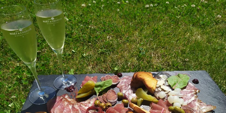 Talíř plný dobrot pro 2 osoby: prosecco, sušená masa, cibule, olivy i domácí pečivo