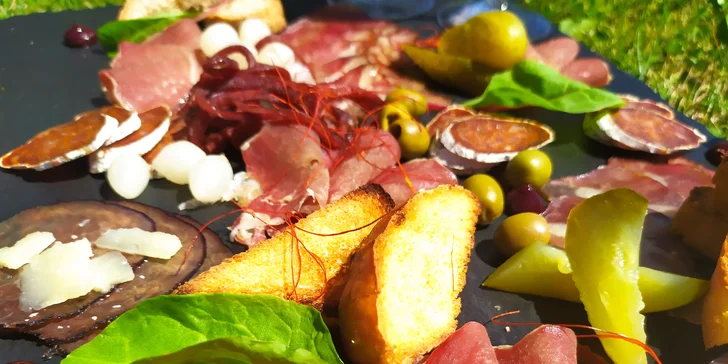 Talíř plný dobrot pro 2 osoby: prosecco, sušená masa, cibule, olivy i domácí pečivo