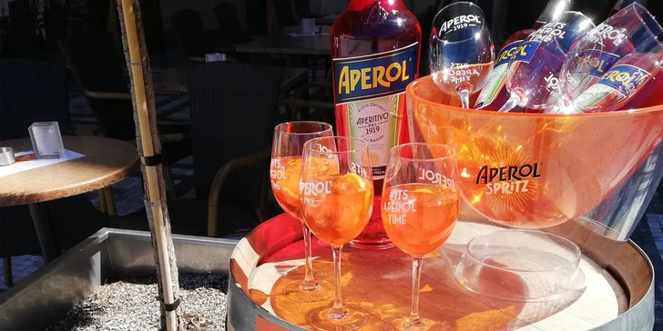 Skvělé letní osvěžení na Staroměstském náměstí: Aperol Spritz pro dva