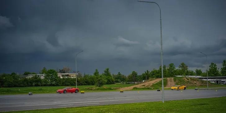 Jízda ve Ferrari, Lamborghini, Porsche, Nissanu či rally taxi Ford a závodní simulátor ve virtuální realitě