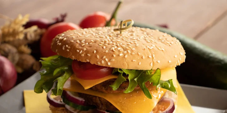 Burgery podle výběru i s hranolky a nápojem: hovězí, kuřecí, vege i speciální