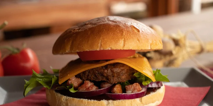 Burgery podle výběru i s hranolky a nápojem: hovězí, kuřecí, vege i speciální