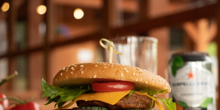 Burgery podle výběru i s hranolky a nápojem: hovězí, kuřecí, vege i speciální