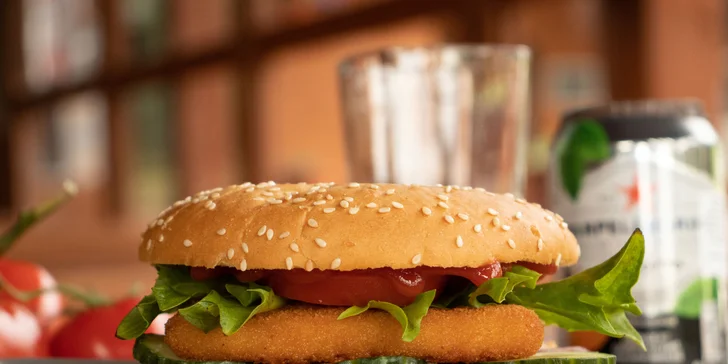 Burgery podle výběru i s hranolky a nápojem: hovězí, kuřecí, vege i speciální