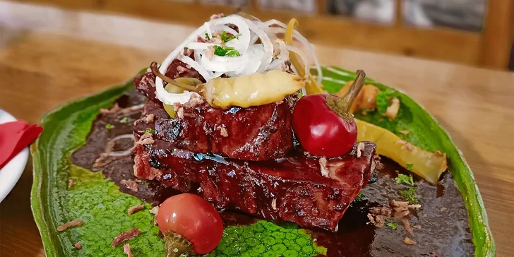 2× 550g marinovaná pečená žebra s medovo-švestkovou omáčkou