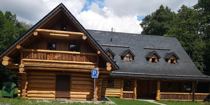 Dovolená v Beskydech: parádní dřevěný Srub u Medvěda se snídaní a lahví vína