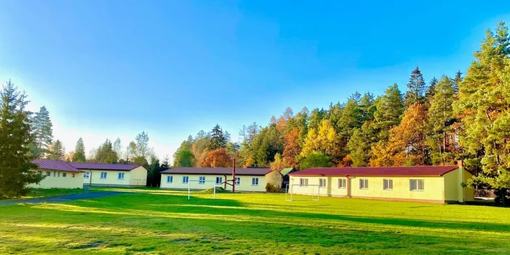 Až v 15 dní v chatičce či apartmánu v Posázaví: možnost polopenze a sportovní areál