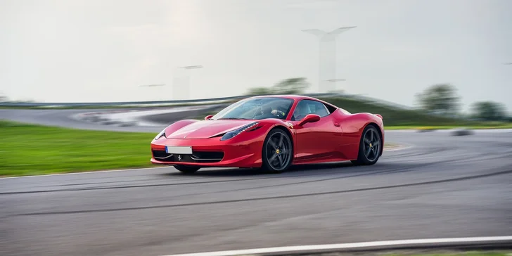 Jízda ve Ferrari, Lamborghini, Porsche, Nissanu či rally taxi Ford a závodní simulátor ve virtuální realitě
