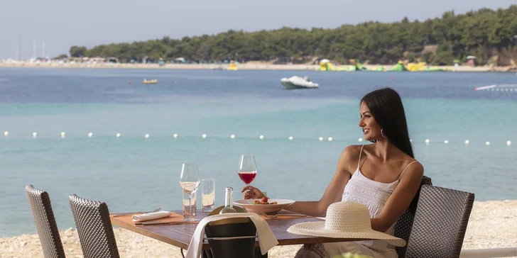 4* dovolená na ostrově Brač: hotel přímo u moře, polopenze, bazén i wellness centrum