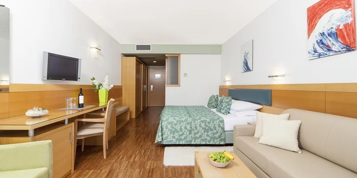 4* dovolená na ostrově Brač: hotel přímo u moře, polopenze, bazén i wellness centrum