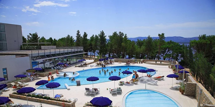 4* dovolená na ostrově Brač: hotel přímo u moře, polopenze, bazén i wellness centrum