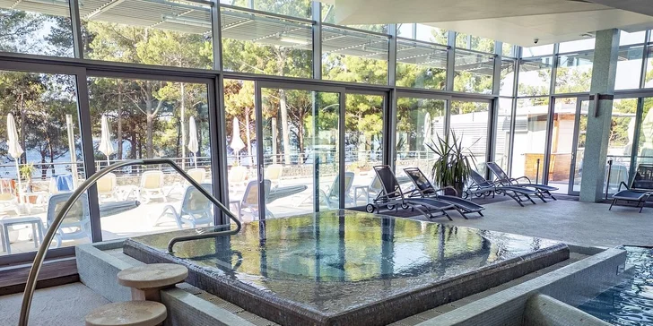 4* dovolená na ostrově Brač: hotel přímo u moře, polopenze, bazén i wellness centrum