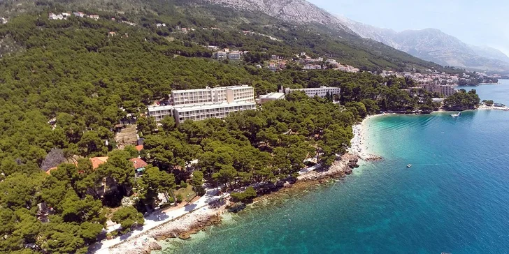 Rodinná dovolená na Jadranu: 3* hotel přímo u pláže, polopenze a výlety