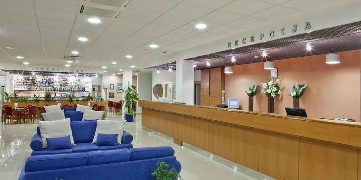 Rodinná dovolená na Jadranu: 3* hotel přímo u pláže, polopenze a výlety