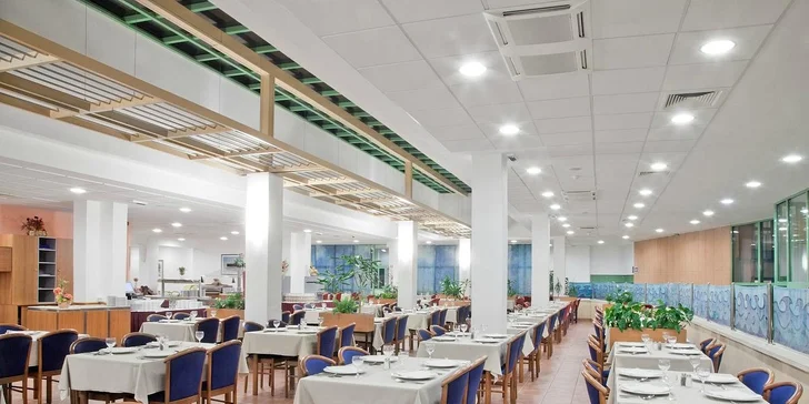 Rodinná dovolená na Jadranu: 3* hotel přímo u pláže, polopenze a výlety