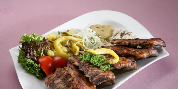 Cokoli z jídelního a nápojového lístku restaurace na Starém Městě: typická česká i ruská kuchyně