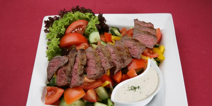 Cokoli z jídelního a nápojového lístku restaurace na Starém Městě: typická česká i ruská kuchyně