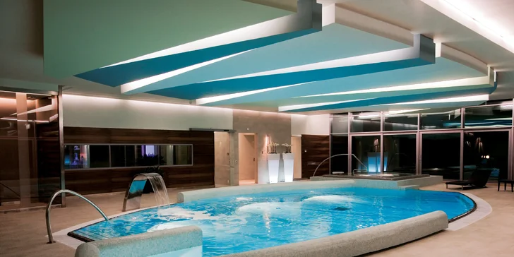 4* dovolená na ostrově Brač: hotel přímo u moře, polopenze, bazén i wellness centrum