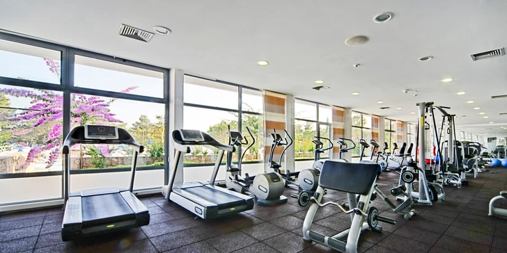 4* dovolená na ostrově Brač: hotel přímo u moře, polopenze, bazén i wellness centrum