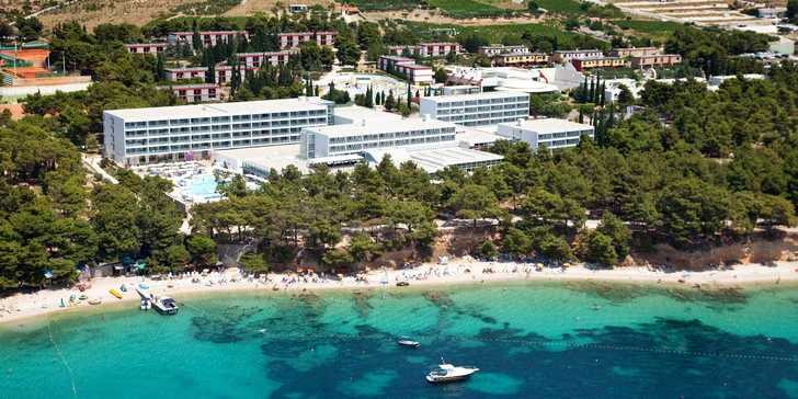 4* dovolená na ostrově Brač: hotel přímo u moře, polopenze, bazén i wellness centrum
