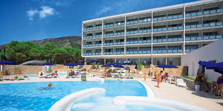 4* dovolená na ostrově Brač: hotel přímo u moře, polopenze, bazén i wellness centrum