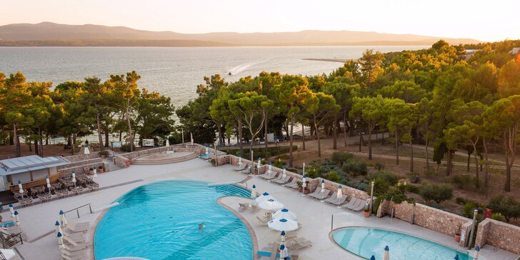 4* dovolená na ostrově Brač: hotel přímo u moře, polopenze, bazén i wellness centrum