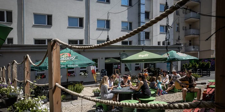 Dovolená pro pár i rodinu: apartmány hned naproti Národnímu divadlu, snídaně, zážitky