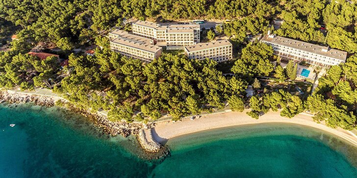 Rodinná dovolená na Jadranu: 3* hotel přímo u pláže, polopenze a výlety