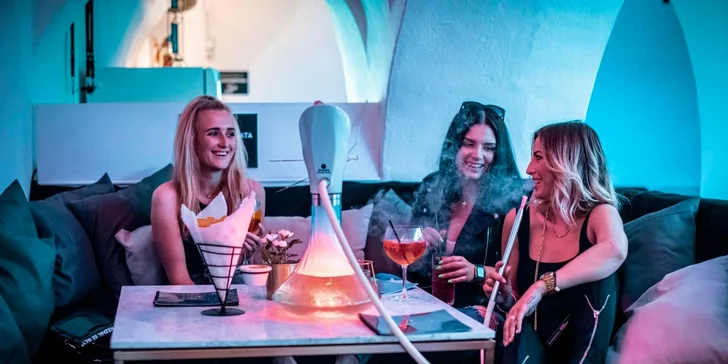 Povznášející zážitek: vodní dýmka i s drinkem nebo kávou v centru Olomouce pro 2 osoby