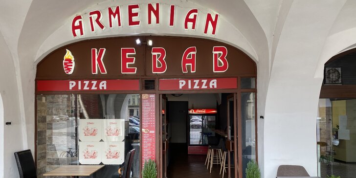 Döner nebo dürüm kebab i se sýrem v centru Hradce: žádná rezervace
