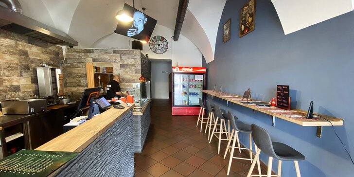 Döner nebo dürüm kebab i se sýrem v centru Hradce: žádná rezervace, otevřeno od 10:00 do noci