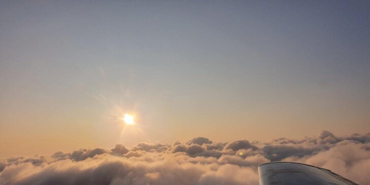 Vzhůru do oblak: pilotování motorového letadla nebo vyhlídkový let kluzákem bez motoru