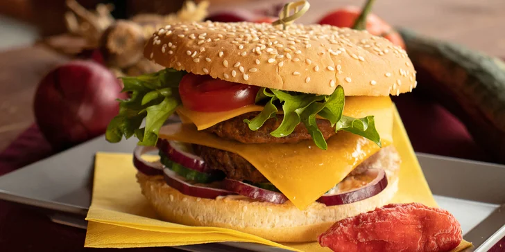 Burgery podle výběru i s hranolky a nápojem: hovězí, kuřecí, vege i speciální