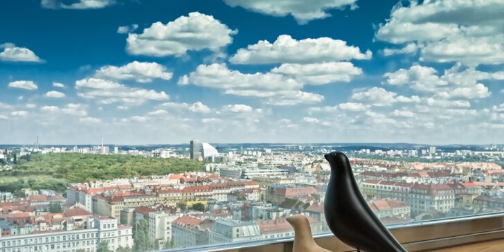 Romantika s výhledem na Prahu: pobyt v unikátním hotelu v Žižkovské věži se snídaní a vínem