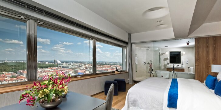 Romantika s výhledem na Prahu: pobyt v unikátním hotelu v Žižkovské věži se snídaní a vínem