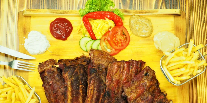 Pořádná bašta: až kilo uzených žeber z grilu, hranolky, omáčky a obloha