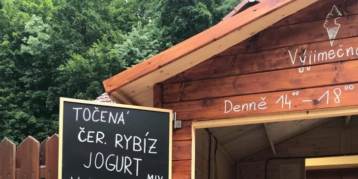 Osvěžení v Hrdlořezích: točená zmrzlina nebo ledová káva se šlehačkou a zmrzlinou