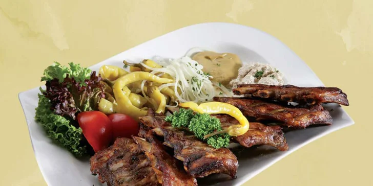 Cokoli z jídelního a nápojového lístku restaurace na Starém Městě: typická česká i ruská kuchyně