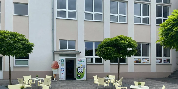 3 kopečky zmrzliny se šlehačkou, toppingem a posypem dle výběru, pro 1 i pro 2